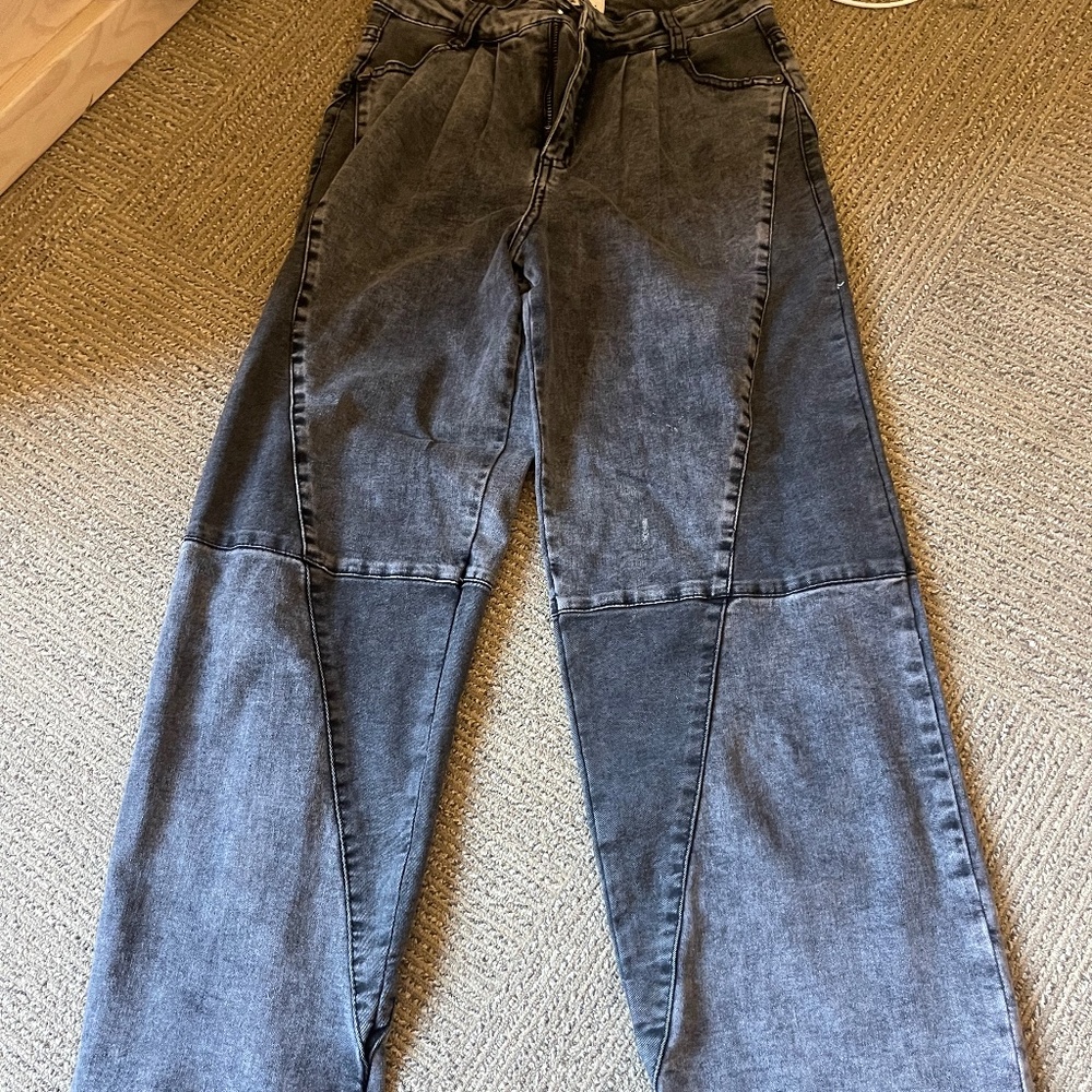 SUPER CUTE EXCLUSIVE Jeans with super cool asymmetrical lines. - Picture 1 of 2